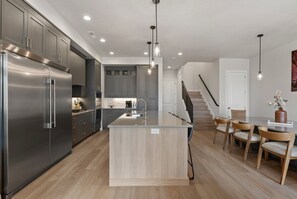Fridge, microwave, oven, stovetop - Canyon Country Oasis: Desert Color Lagoon + Beaches (St. George)