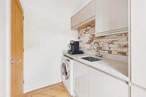 ثلاجة، ميكروويف، فرن، موقد طهي مسطح