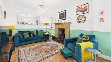 Televisio, takka, työhuone