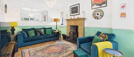 Televisio, takka, työhuone