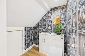 Douche, sĂšche-cheveux, serviettes fournies, shampoing