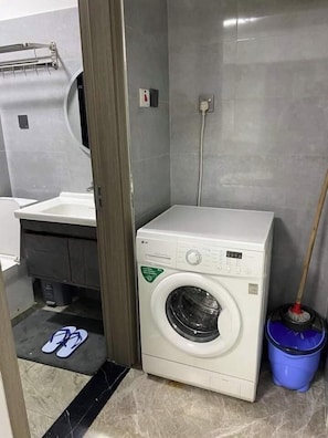 Comfort Apartment, Hill View | Bathroom | Slippers, bidet - Marcus Garvey Apartment  (Nairobi)