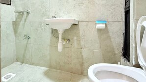 Ein Badezimmer mit Waschbecken, Spiegel und Toilette.