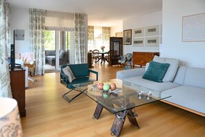 Apartment, 2 Schlafzimmer, barrierefrei, Balkon | Wohnzimmer