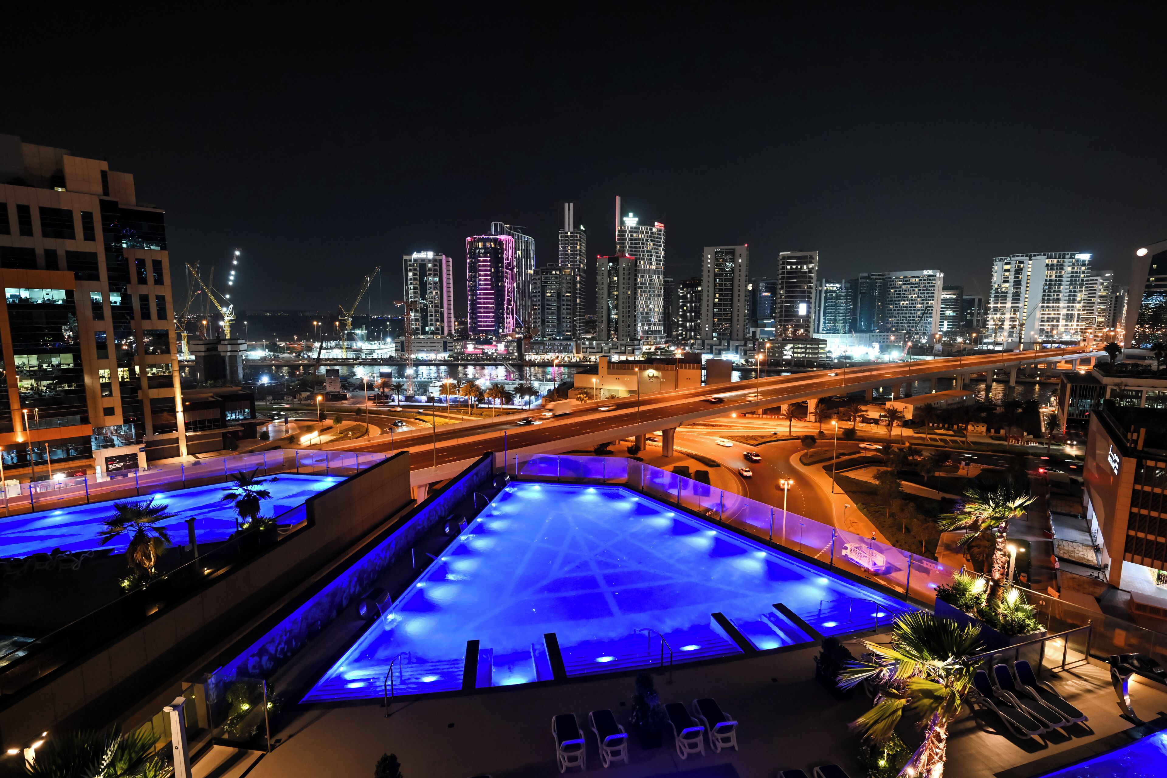 2 piscinas externas, espreguiçadeiras