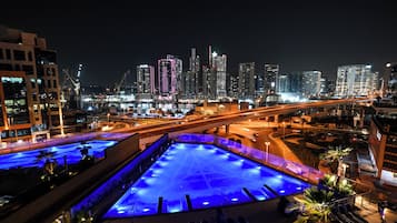 2 piscinas externas, espreguiçadeiras