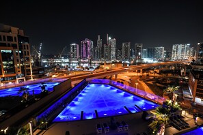 2 piscinas externas, espreguiçadeiras