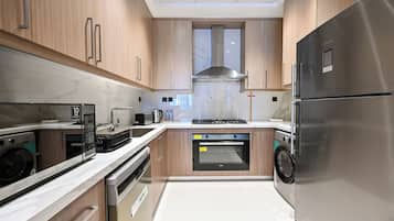 Full-sized fridge, microwave, oven, stovetop