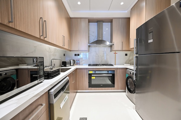 Full-sized fridge, microwave, oven, stovetop - Elite Downtown Residence 2 (Dubai)