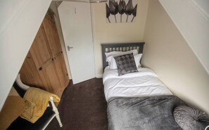 3 bedrooms, iron/ironing board, WiFi, bed sheets