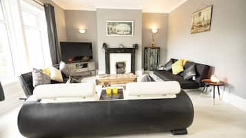 Smart TV, fireplace