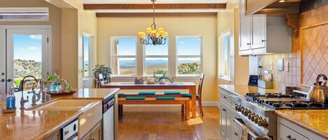 Mikrowelle, Ofen, Geschirrspüler, Wasserkocher mit Kaffee-/Teezubehör