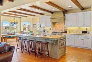 Mikroaaltouuni, uuni, astianpesukone, kahvin-/teenkeitin