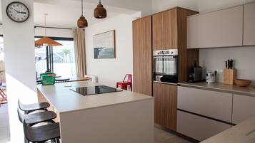 Een microgolfoven, een oven, een kookplaat, een vaatwasser