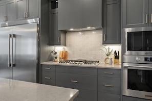 Maison mitoyenne, 6 chambres | Cuisine privée | Réfrigérateur, four, cafetière/bouilloire, grille-pain