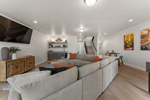 Townhome, 6 Bedrooms | Living area