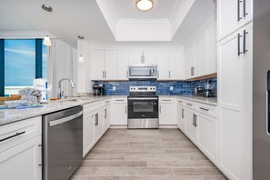 Condo, 4 Bedrooms | Private kitchen