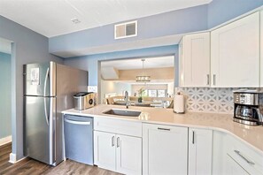 Private kitchen - Siesta Beach Retreat 2 Bedroom Townhouse (Siesta Key)