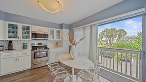 Maison mitoyenne, 2 chambres | Cuisine privée | Réfrigérateur, four, plaque de cuisson, lave-vaisselle