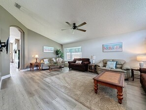 Villa, 4 habitaciones | Área de sala de estar