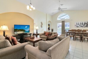 Villa, 4 chambres | Coin séjour