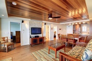 Condo, 3 habitaciones | Área de sala de estar | Televisión 