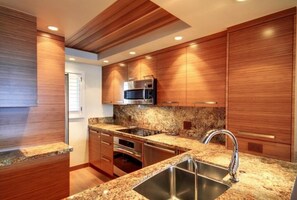 Condo, 3 Bedrooms | Private kitchen