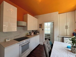 Een koelkast, een oven, een kookplaat, een broodrooster