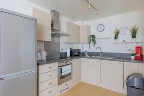 Kylskåp, mikrovågsugn, ugn och spishäll