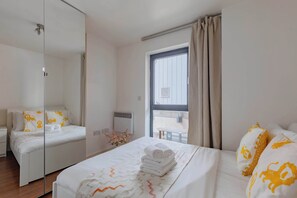 3 habitaciones, tabla de planchar con plancha, internet y ropa de cama