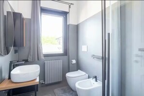 Dusche, Haartrockner, Bidet, Handtücher