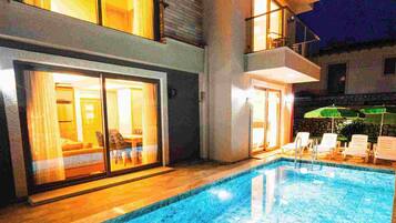 Een seizoensgebonden buitenzwembad