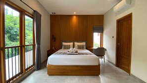 Une chambre moderne avec un grand lit, un lambris en bois, un balcon et une vue sur la verdure.