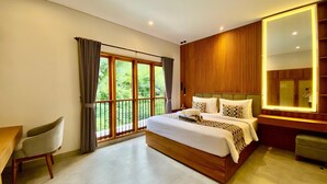 Une chambre moderne avec un grand lit, un bureau et une vue sur la verdure par la fenêtre.