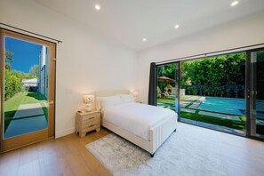 6 bedrooms, iron/ironing board, WiFi, bed sheets - Varna Villa - Charming Sherman Oaks Retreat with Private Patio & Spa (Sherman Oaks)