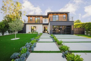 Exterior - Varna Villa - Charming Sherman Oaks Retreat with Private Patio & Spa (Sherman Oaks)