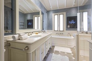 淋浴设施、坐浴桶、毛巾、洗发水