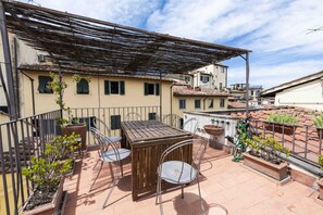 Outdoor dining - Oltrarno Panoramic Terrace by MMega (Florence)