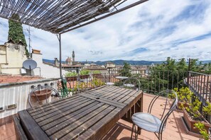 Outdoor dining - Oltrarno Panoramic Terrace by MMega (Florence)