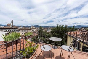 Outdoor dining - Oltrarno Panoramic Terrace by MMega (Florence)