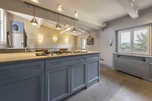 Fridge, microwave, stovetop, dishwasher