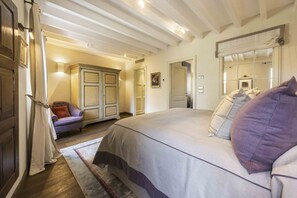 1 chambre, fer et planche à repasser