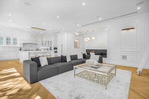 Smart-tv, een open haard, een stereo en een kantoor