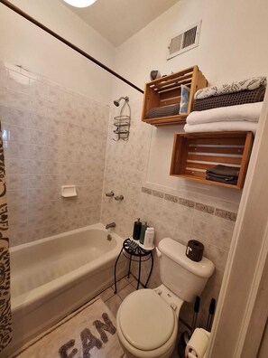 Secadora de cabello, toallas, jabón, papel de baño 