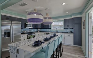 Ofen, Geschirrspüler, Wasserkocher mit Kaffee-/Teezubehör, Toaster