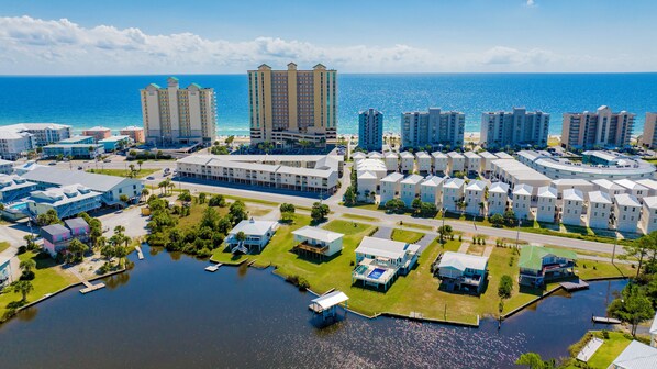 Un quartier résidentiel situé sur la côte, avec de nombreux immeubles de grande hauteur, une marina et une vaste étendue d’eau.