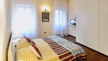 1 chambre, bureau, fer et planche à repasser, Wi-Fi