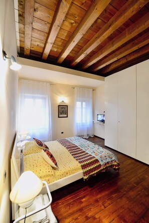 1 bedroom, desk, iron/ironing board, WiFi