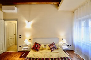 1 dormitorio, escritorio, tabla de planchar con plancha y wifi