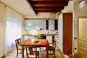 Fridge, microwave, oven, stovetop - Cozy flat with balcony few steps from Arena (Verona)